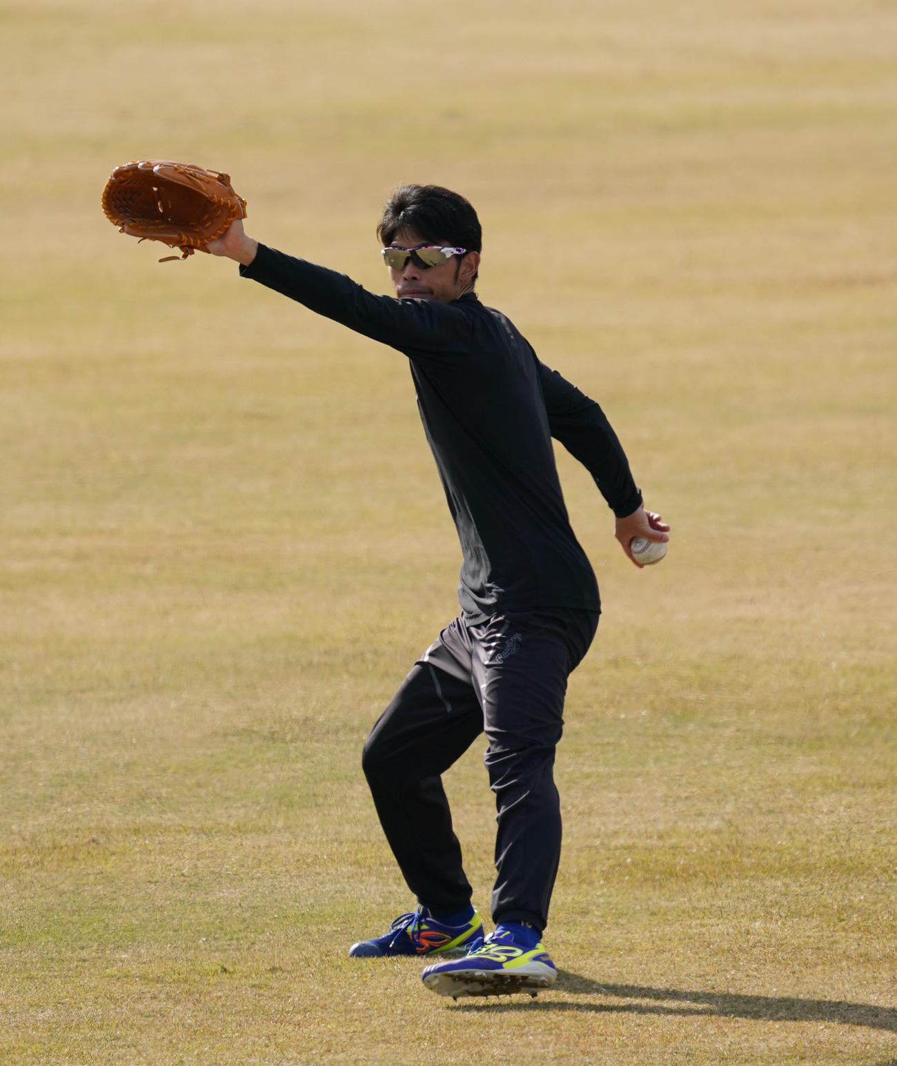 キャッチボールをする又吉克樹（撮影・森本幸一）