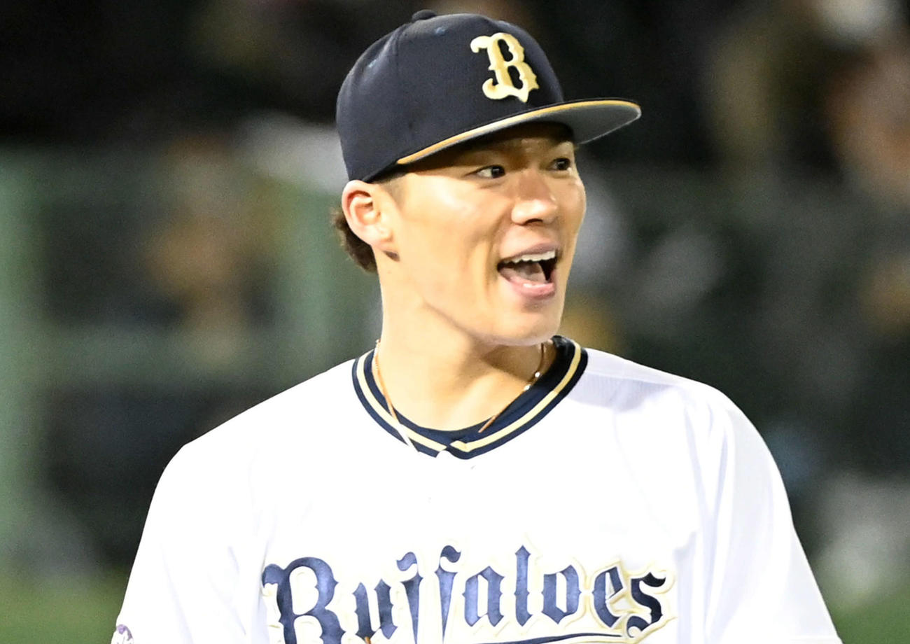 オリックス対ヤクルト　7回、ピンチを切り抜け笑顔の山本（撮影・前岡正明）