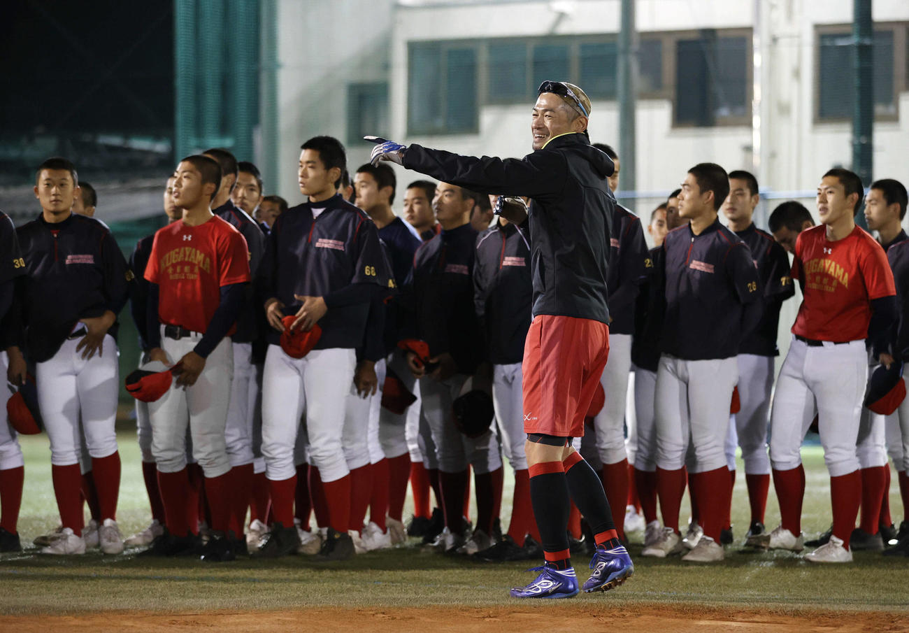 国学院久我山の選手を指導するイチロー氏（手前）（代表撮影）