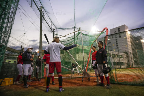 国学院久我山高の選手を指導するイチローさん(手前)(代表撮影)