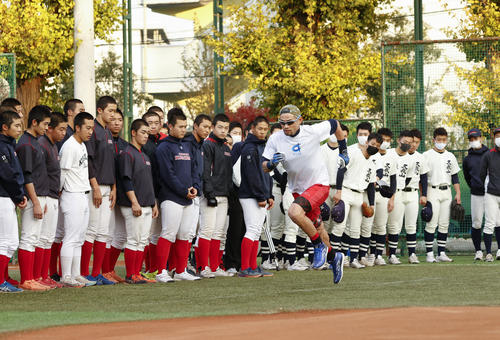 国学院久我山高の選手に走塁の指導を行うイチローさん(代表撮影)
