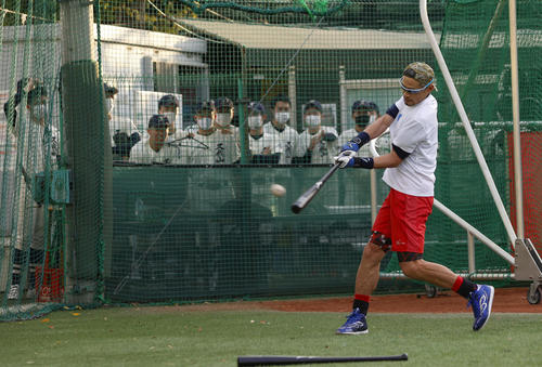 国学院久我山高の選手に打撃を披露するイチローさん(代表撮影)