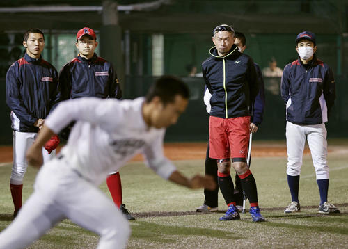 国学院久我山高の選手の指導に訪れ、走塁練習を見るイチローさん(奥右から2人目)(代表撮影)