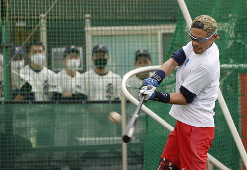 国学院久我山の選手に打撃を披露するイチロー氏(代表撮影)