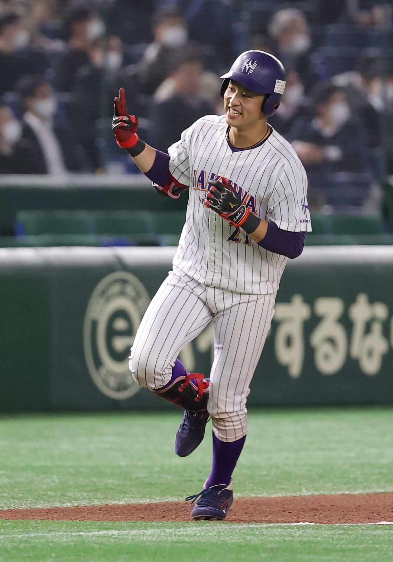 四国銀行対伯和ビクトリーズ　6回裏伯和ビクトリーズ2死一塁、2打席連続となる右越え2点本塁打を放ち2本指を立ててダイヤモンドをまわる上甲（撮影・河野匠）