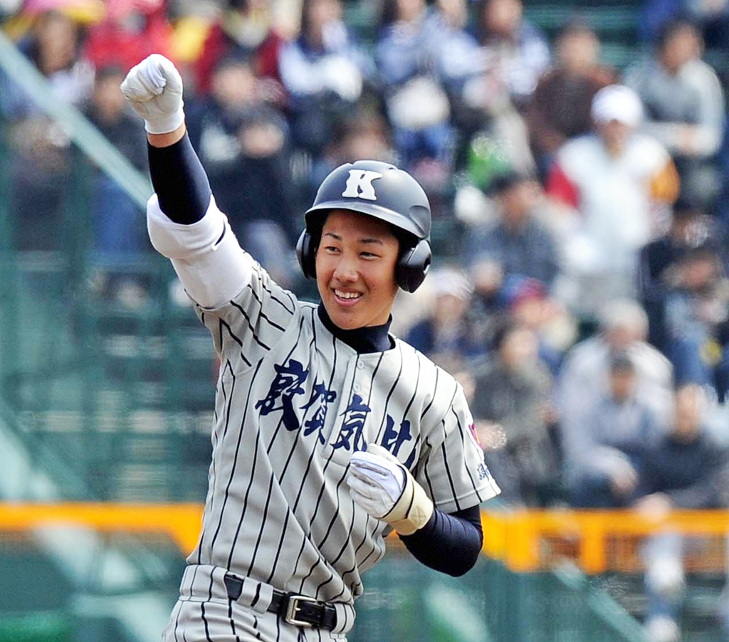 10年センバツ2回戦の花咲徳栄戦で適時打を放ちガッツポーズする敦賀気比・吉田正尚