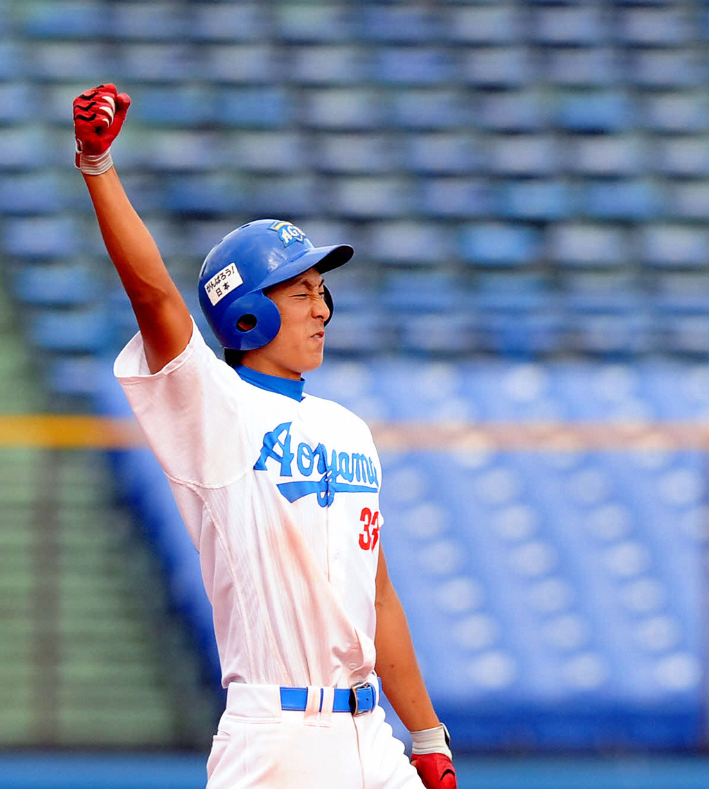 適時二塁打を放った青学大時代の杉本裕太郎は昇天ポーズ？（2011年10月撮影）