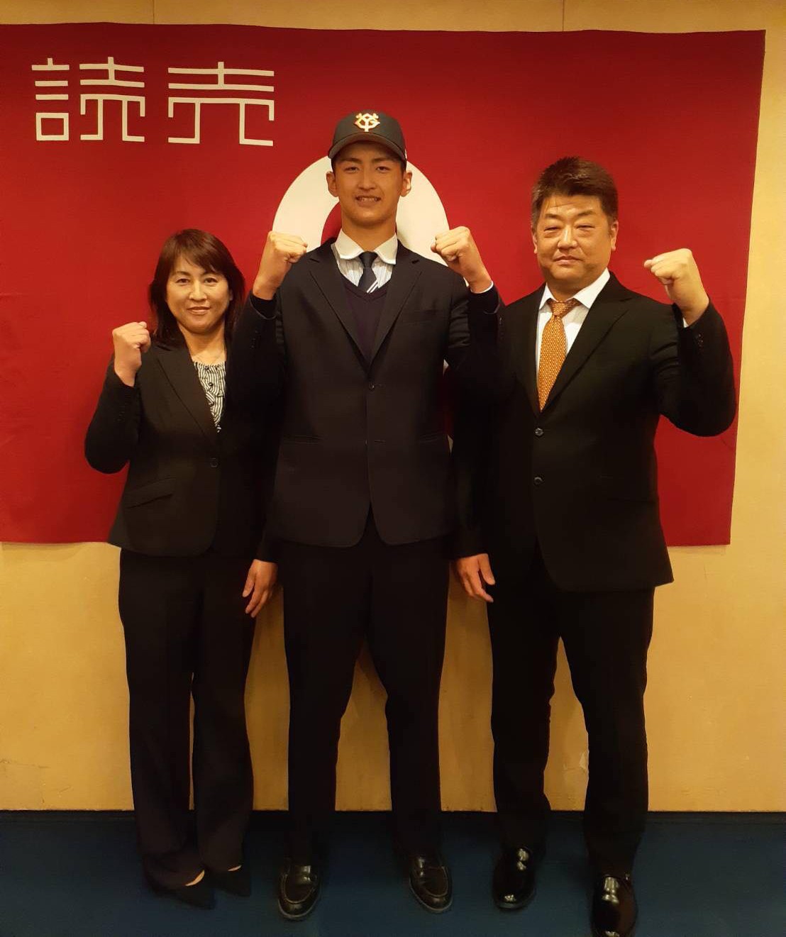 仮契約を結んだ巨人育成ドラフト5位の創成館・鴨打は父武士さん（右）と母静香さん（左）と笑顔で記念撮影（球団提供）