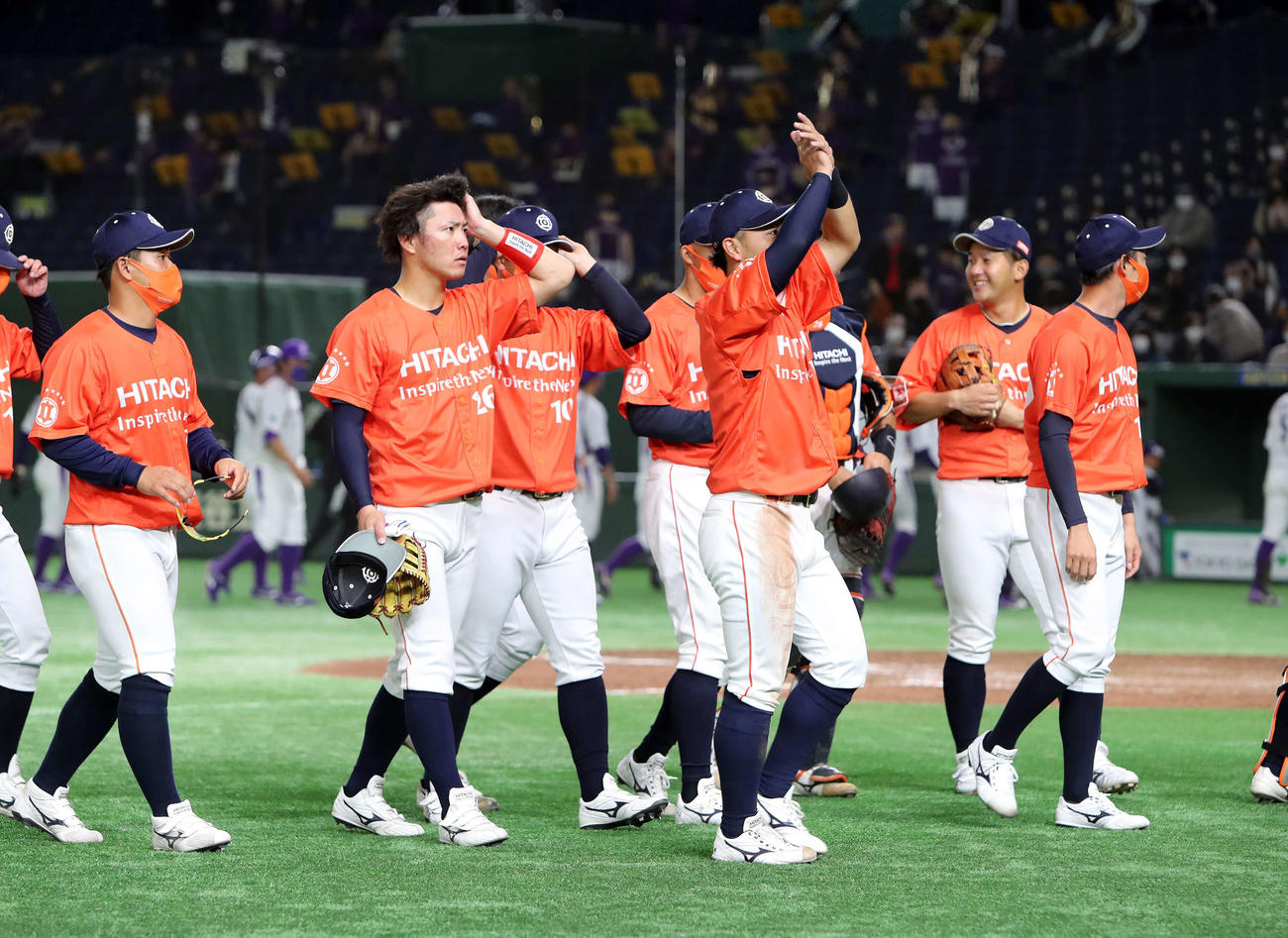 日立製作所対ヤマハ　勝利し引き揚げる日立製作所の選手たち（撮影・鈴木正人）