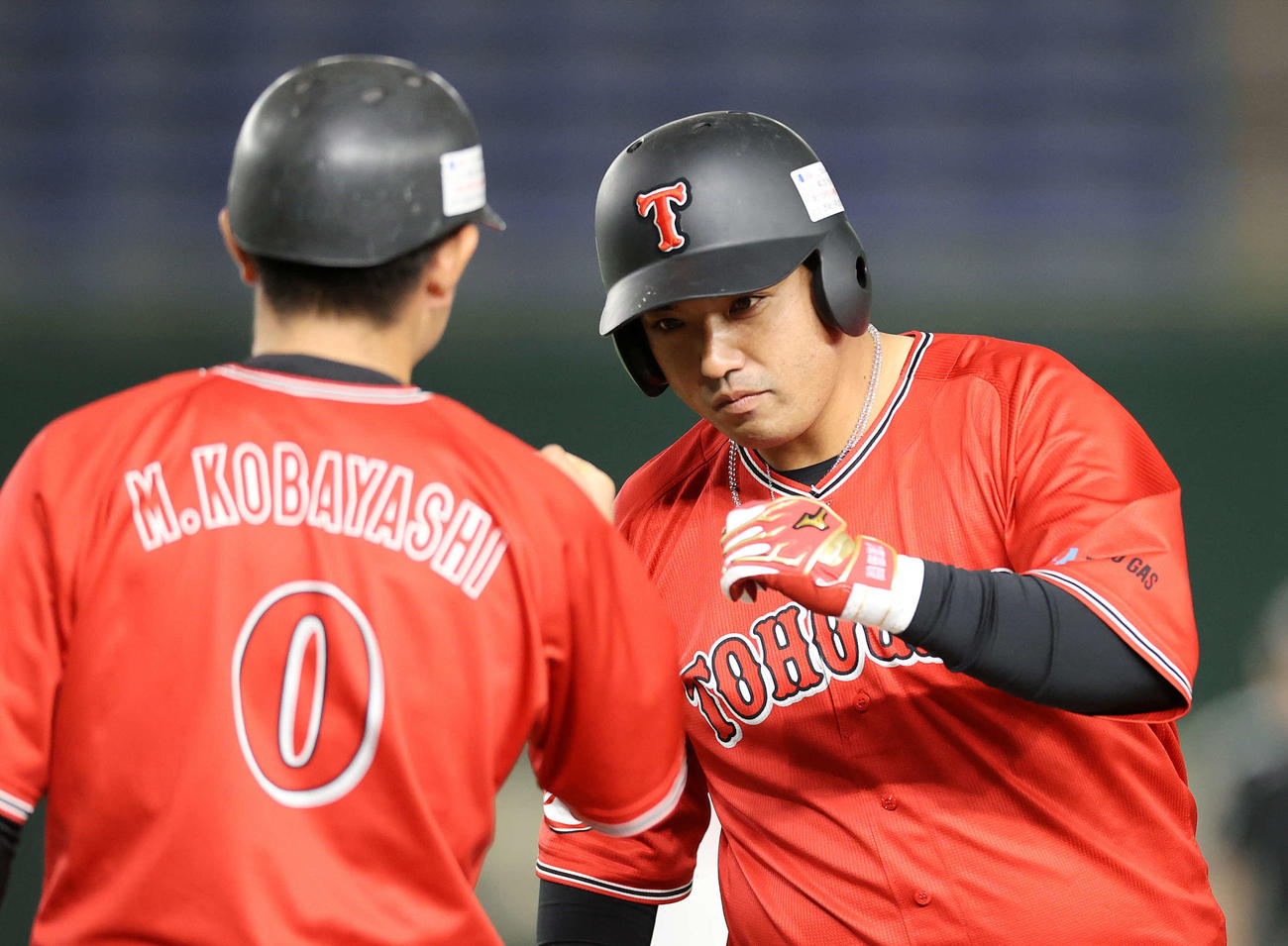 東邦ガス対三菱重工East 1回表東邦ガス1死三塁、若林（右）は右前適時打を放ち小林とグータッチ（撮影・鈴木正人）