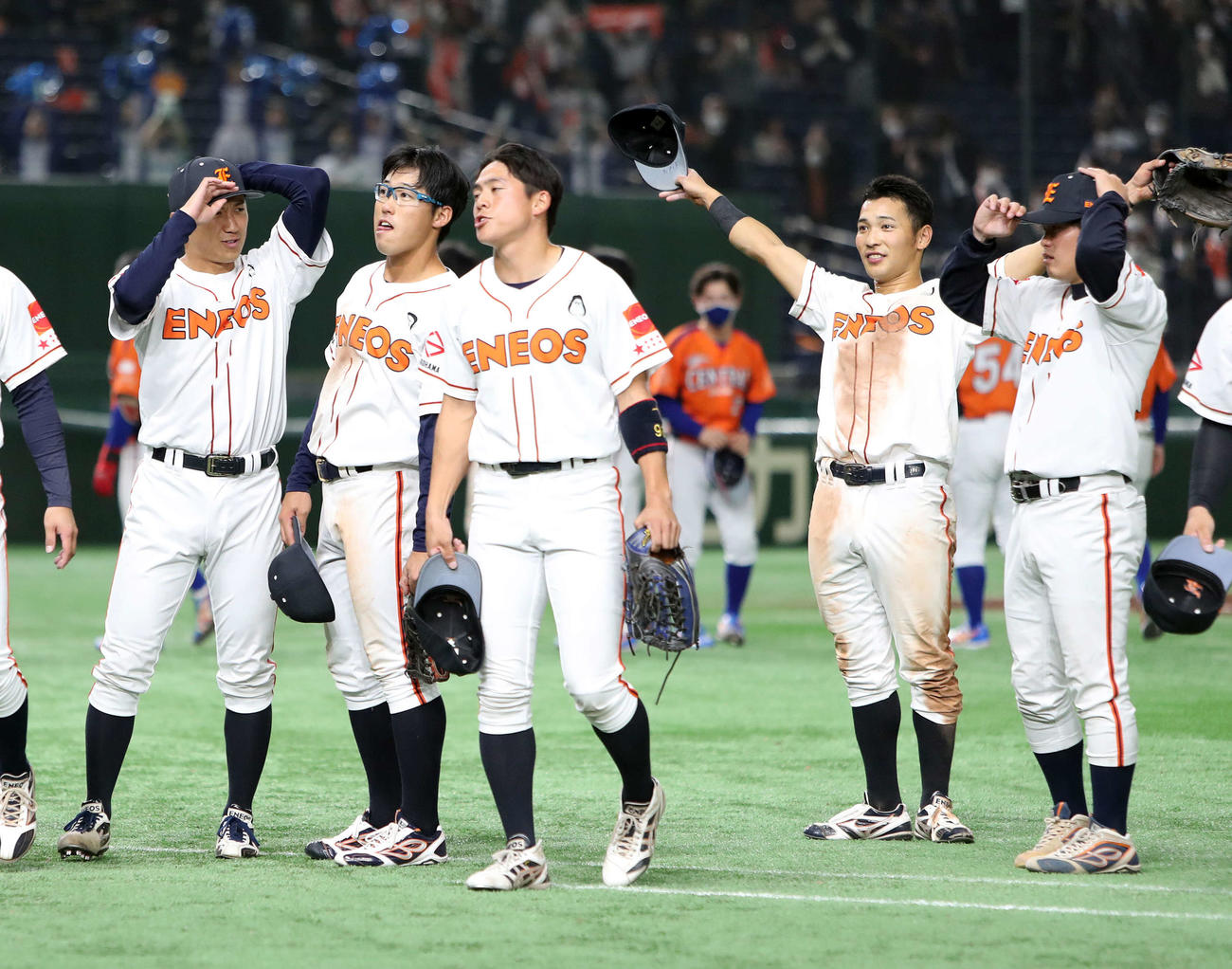 JR東海対ENEOS　勝利し喜ぶENEOSの選手たち（撮影・鈴木正人）