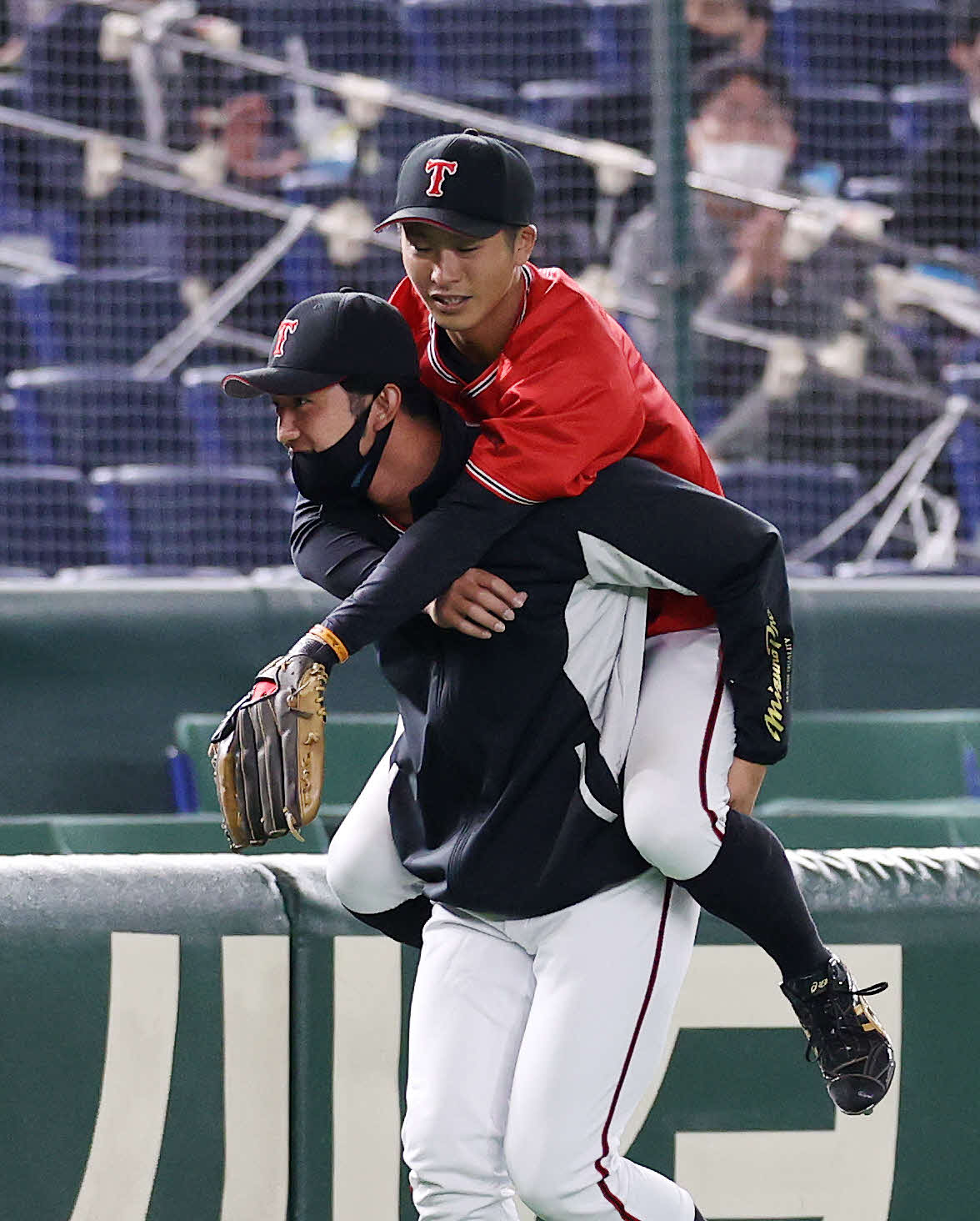 東邦ガス対三菱重工East 2回裏三菱重工East2死、久保木の左邪飛を好捕した時、負傷し背負われベンチに引き揚げる東邦ガス・豊住（撮影・鈴木正人）