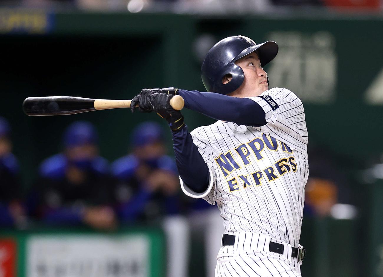 日本通運対パナソニック　１回表日本通運１死三塁、稲垣は中犠飛を放つ（撮影・鈴木正人）