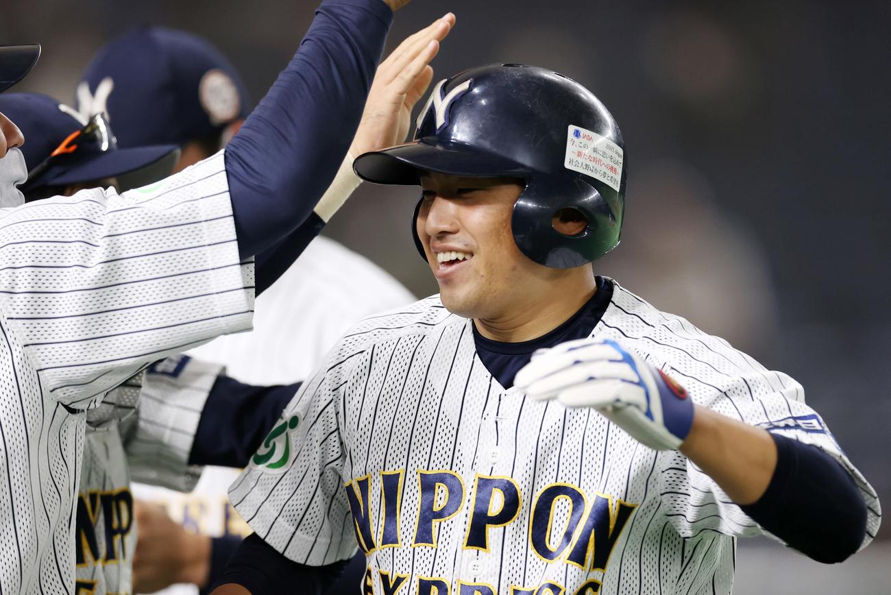 日本通運対パナソニック　１回表日本通運１死三塁、稲垣の中犠飛で三走の添田が生還し喜ぶ（撮影・鈴木正人）