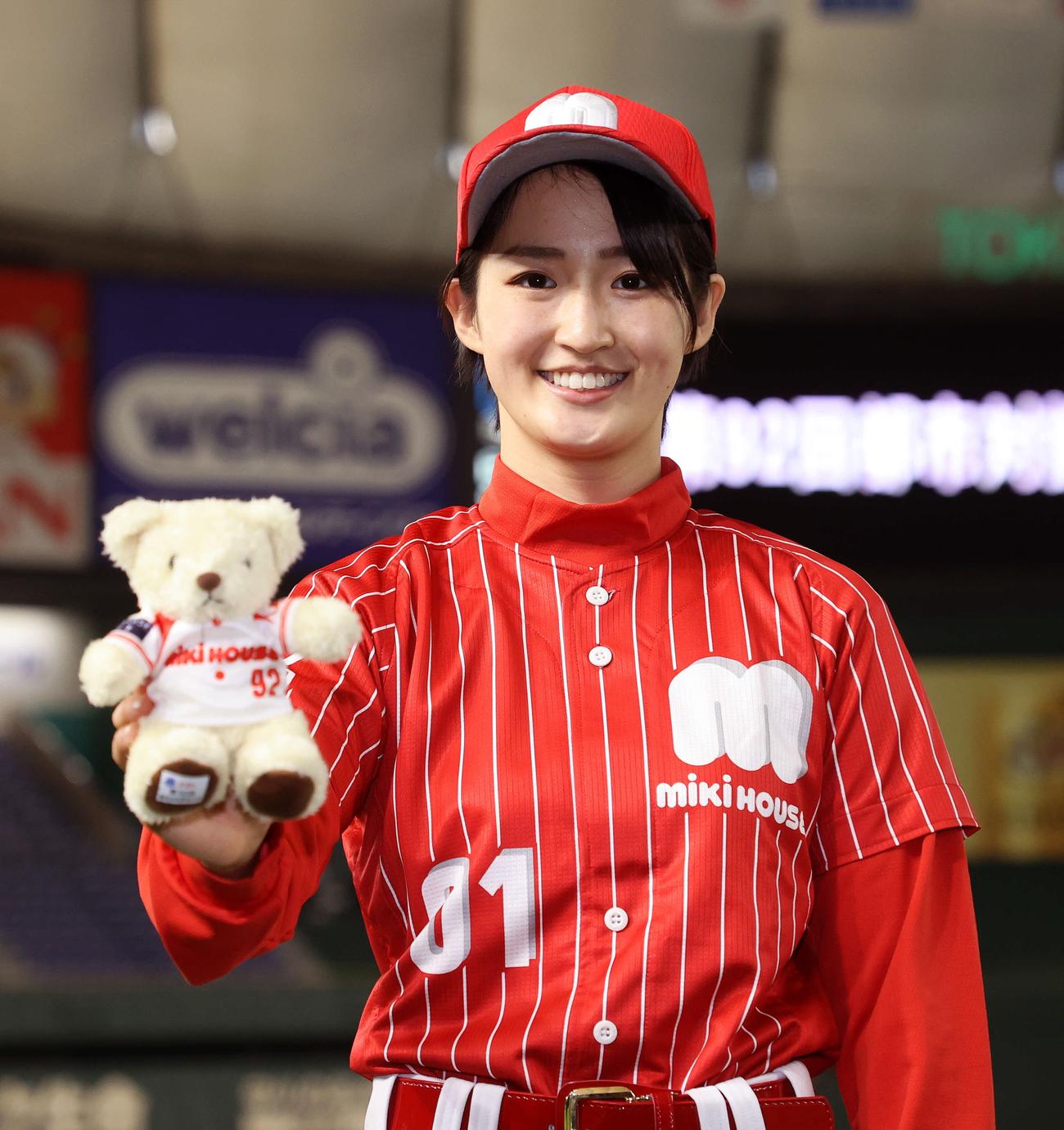 ミキハウスのチームマスコットガールを務める東京五輪空手形銀メダリストの清水希容（撮影・鈴木正人）