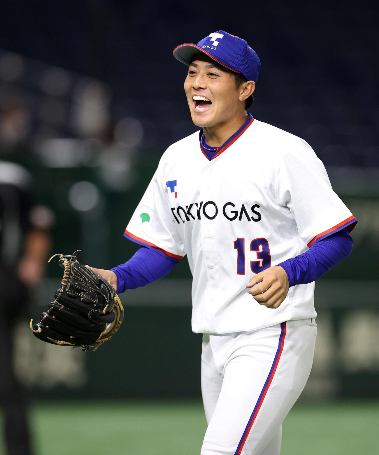 東京ガス対ミキハウス　１回裏、ミキハウスの攻撃を抑え笑顔を見せる東京ガス・益田（撮影・鈴木正人）