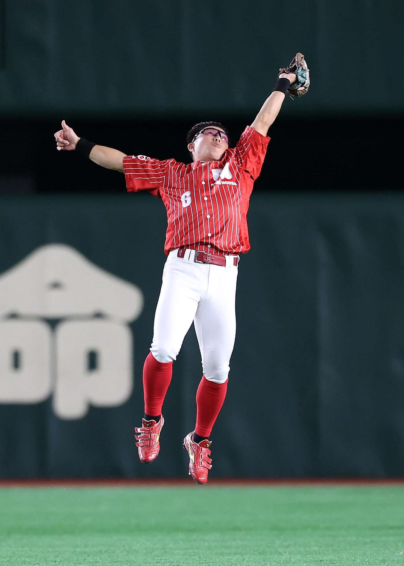 東京ガス対ミキハウス　１回表東京ガス２死一塁、地引の中飛を捕球するミキハウス・堅田（撮影・鈴木正人）