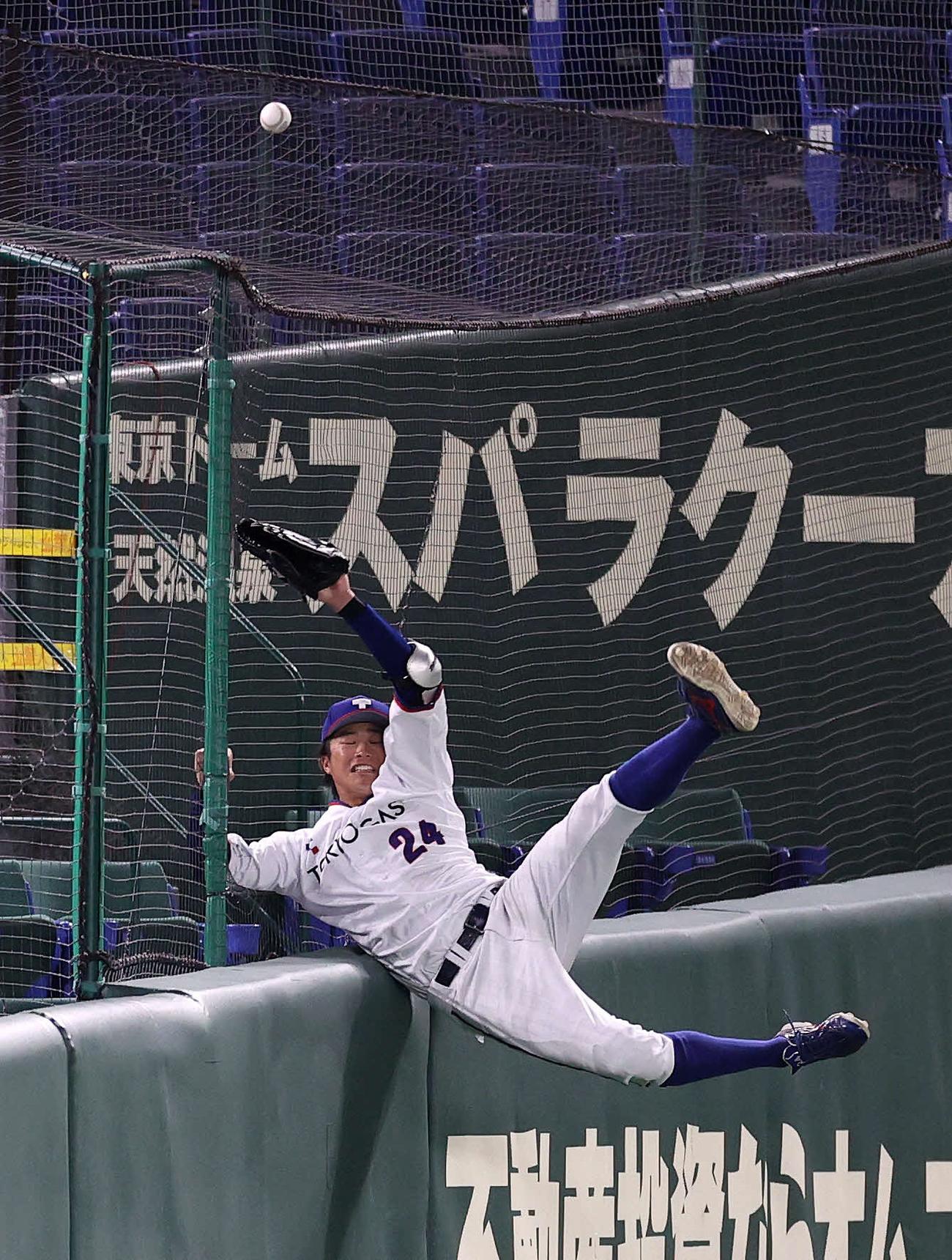 東京ガス対ミキハウス　３回裏ミキハウス無死、井上の邪飛に飛び込む東京ガス・笹川（撮影・鈴木正人）