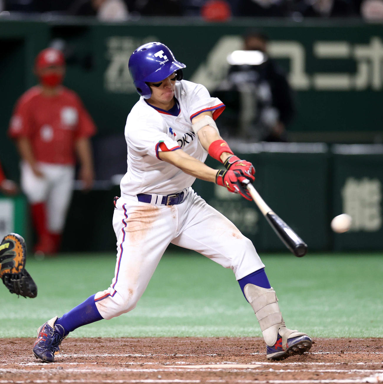 京ガス対ミキハウス　4回表東京ガス2死二塁、北本は中前適時打を放つ（撮影・鈴木正人）