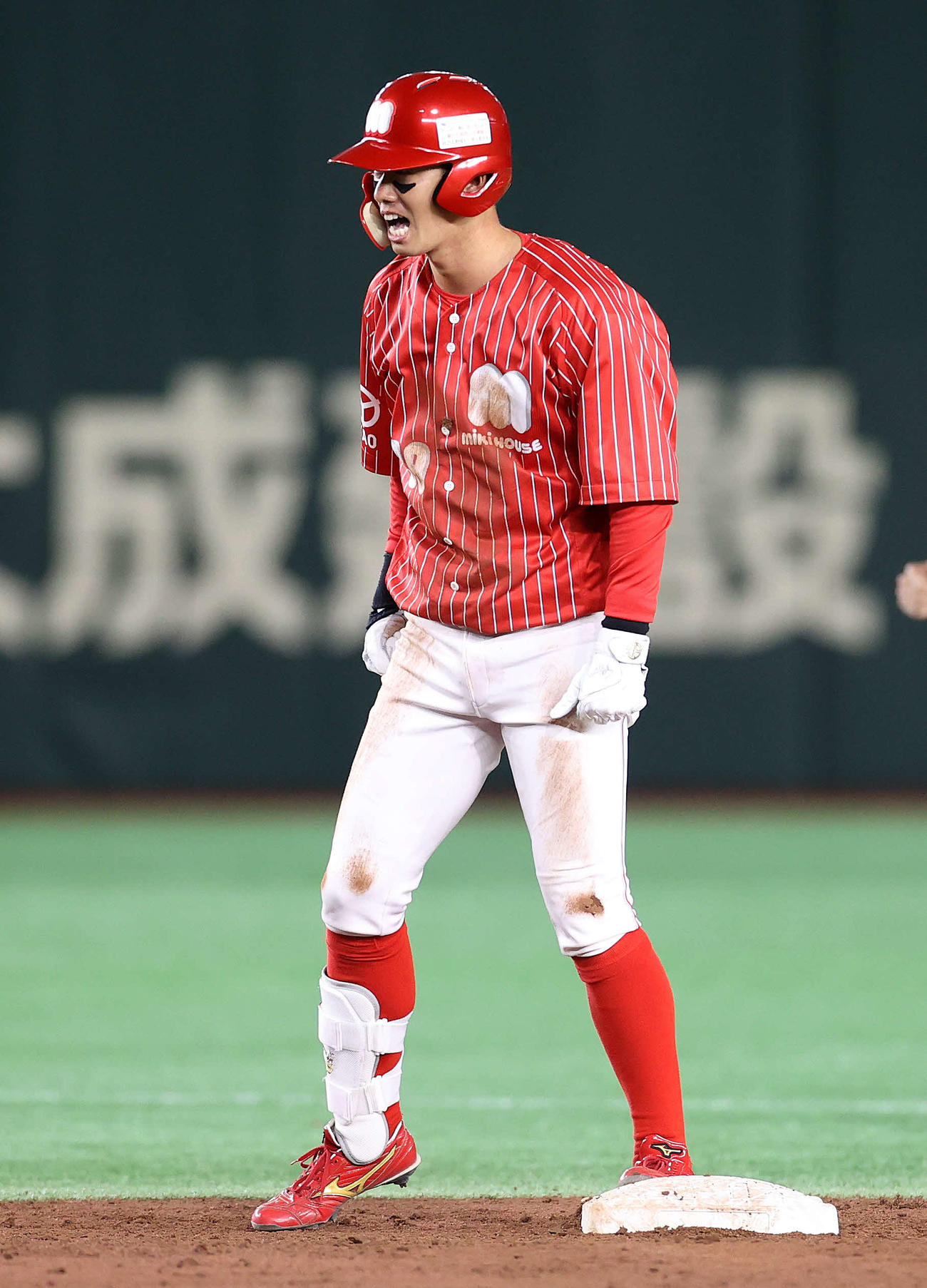 東京ガス対ミキハウス　4回裏ミキハウス1死二塁、原田は中越え適時二塁打を放ち雄たけびを上げる（撮影・鈴木正人）