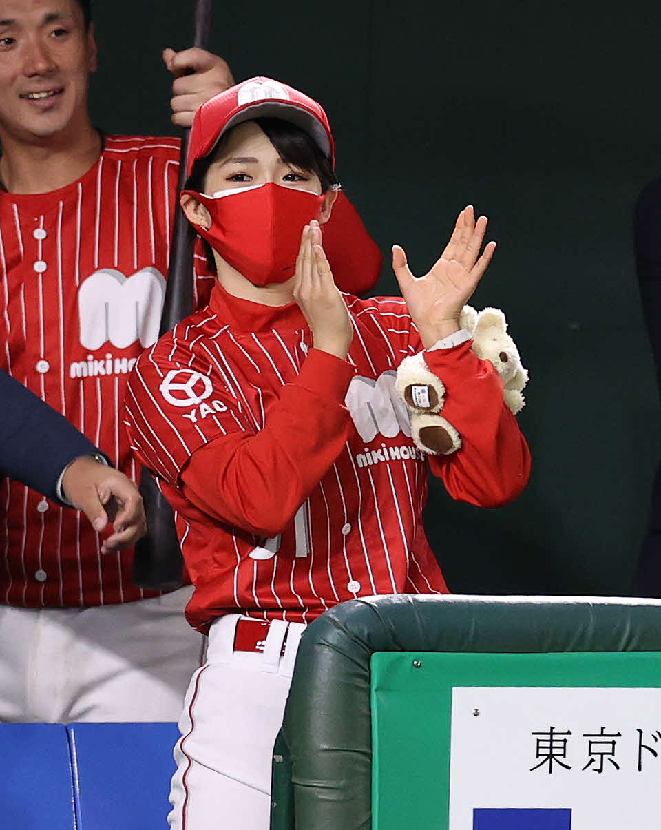 東京ガス対ミキハウス　4回裏ミキハウス2死三塁、長谷川の右前適時打で原田が生還し拍手で迎える東京五輪空手形銀メダリストの清水（撮影・鈴木正人）