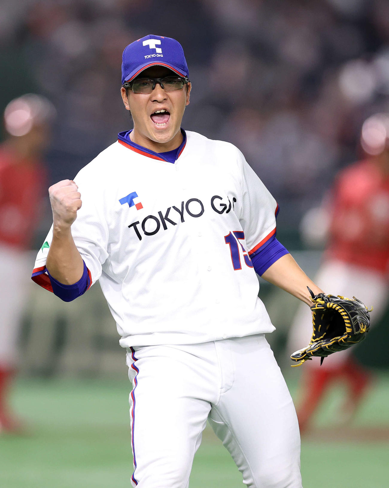 東京ガス対ミキハウス　8回裏、ミキハウスの攻撃を抑えガッツポーズする東京ガス・臼井（撮影・鈴木正人）