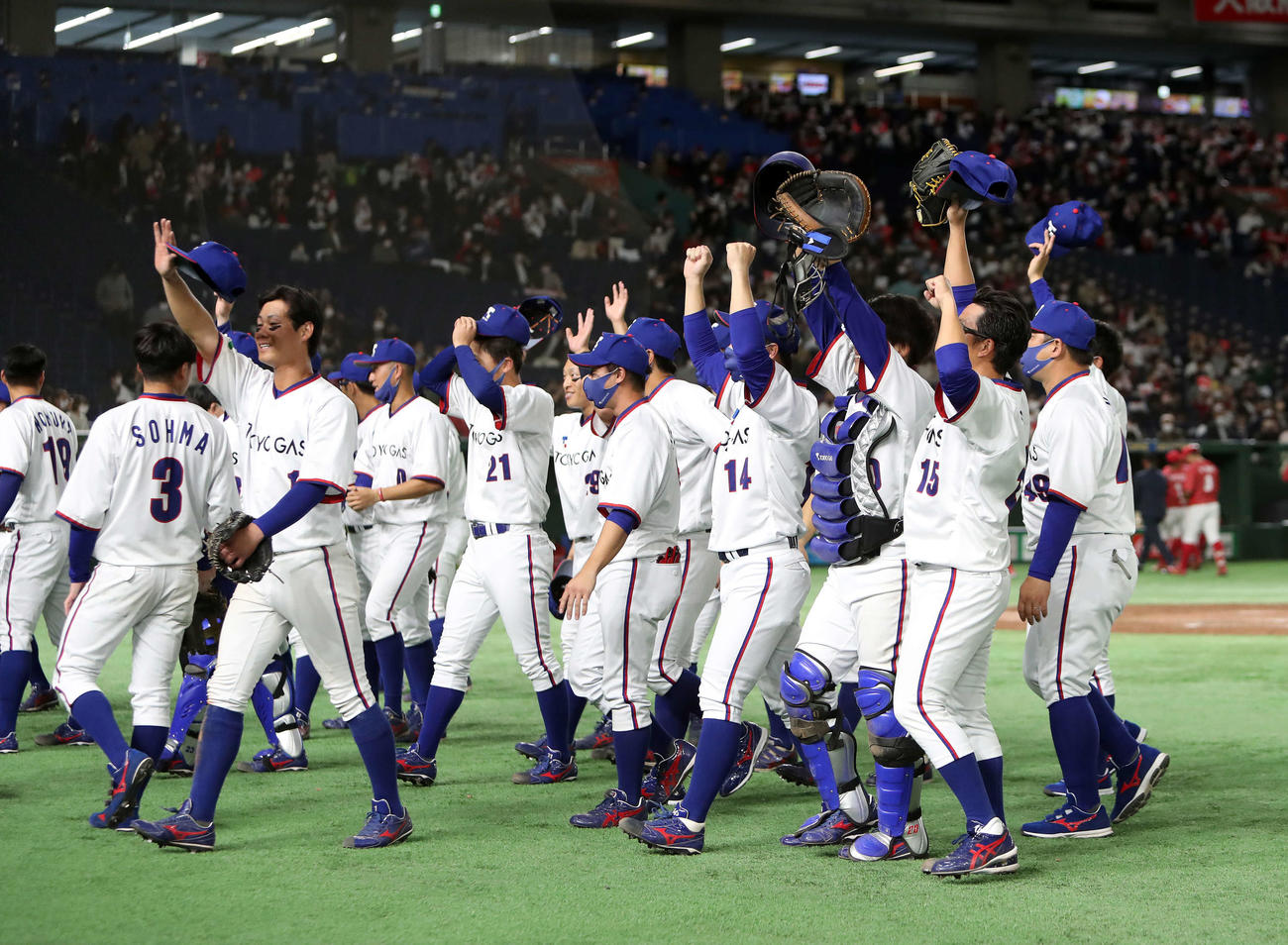 東京ガス対ミキハウス　勝利し応援席にあいさつする東京ガスの選手たち（撮影・鈴木正人）