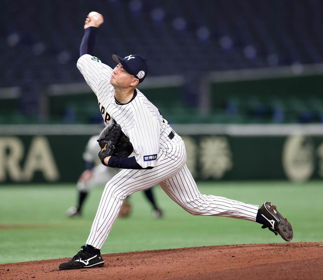 日本通運対パナソニック　先発し力投する日本通運・前田（撮影・鈴木正人）