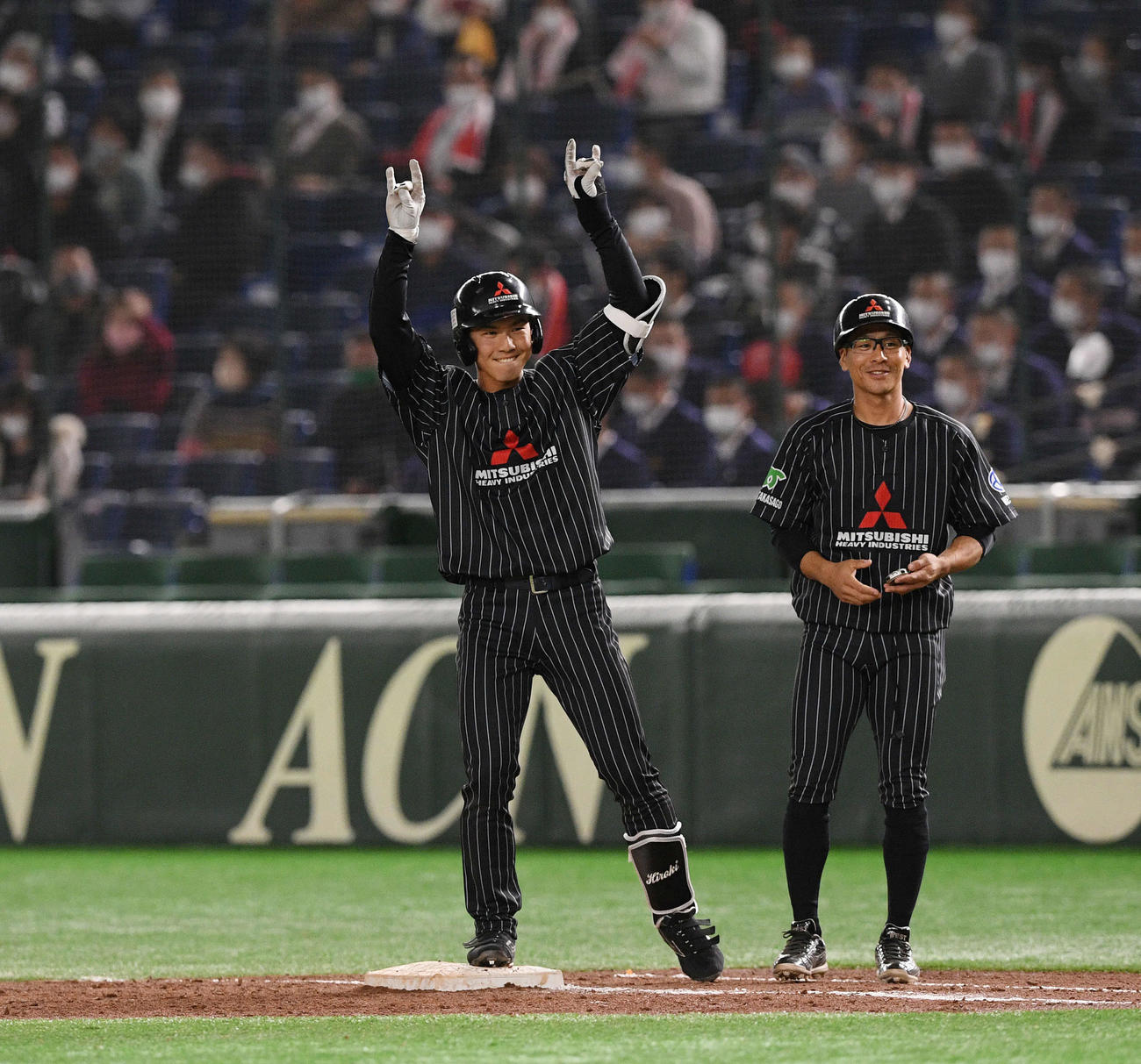三菱自動車倉敷オーシャンズ対三菱重工West 3回裏三菱重工West2死二、三塁、福永（左）は2点適時打を放ちベンチへ向かってポーズを決める（撮影・滝沢徹郎）