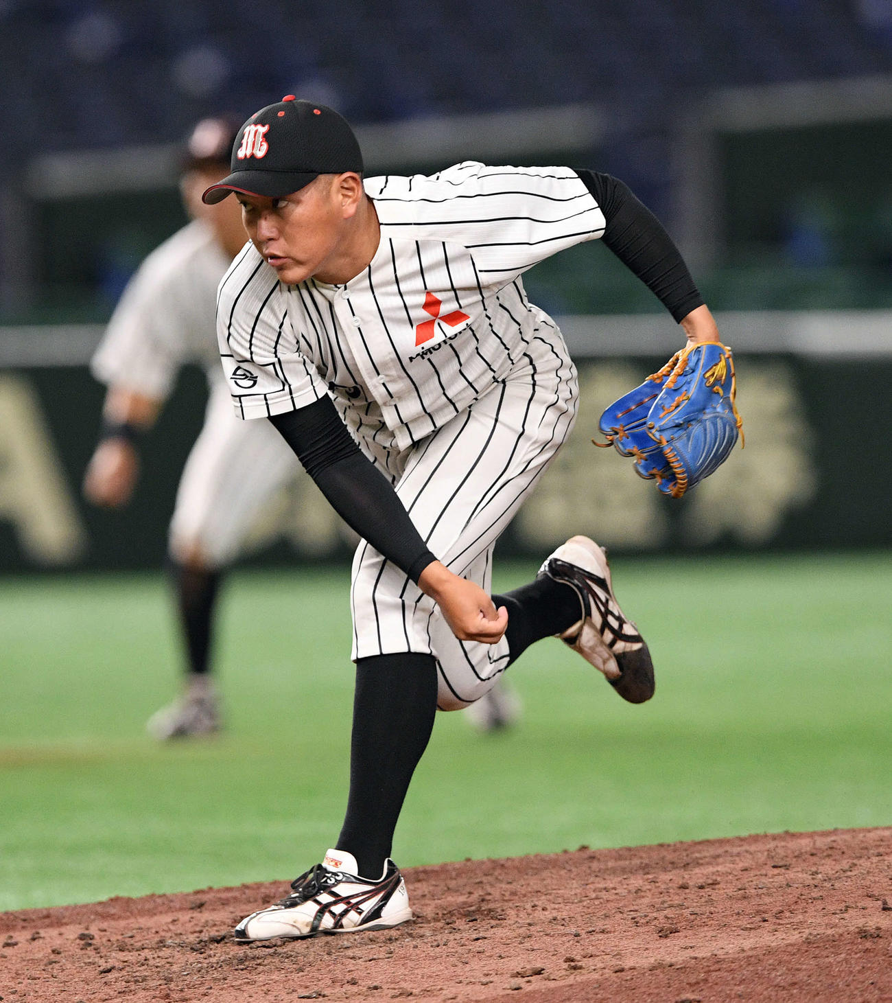 三菱自動車倉敷オーシャンズ対三菱重工West 7回裏、三菱自動車倉敷オーシャンズ2番手で投球する広畑（撮影・滝沢徹郎）