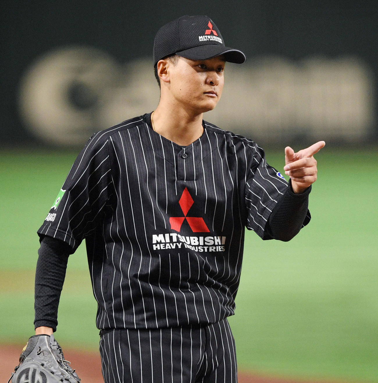 三菱自動車倉敷オーシャンズ対三菱重工West　ナインを指さす三菱重工West先発の森（撮影・滝沢徹郎）