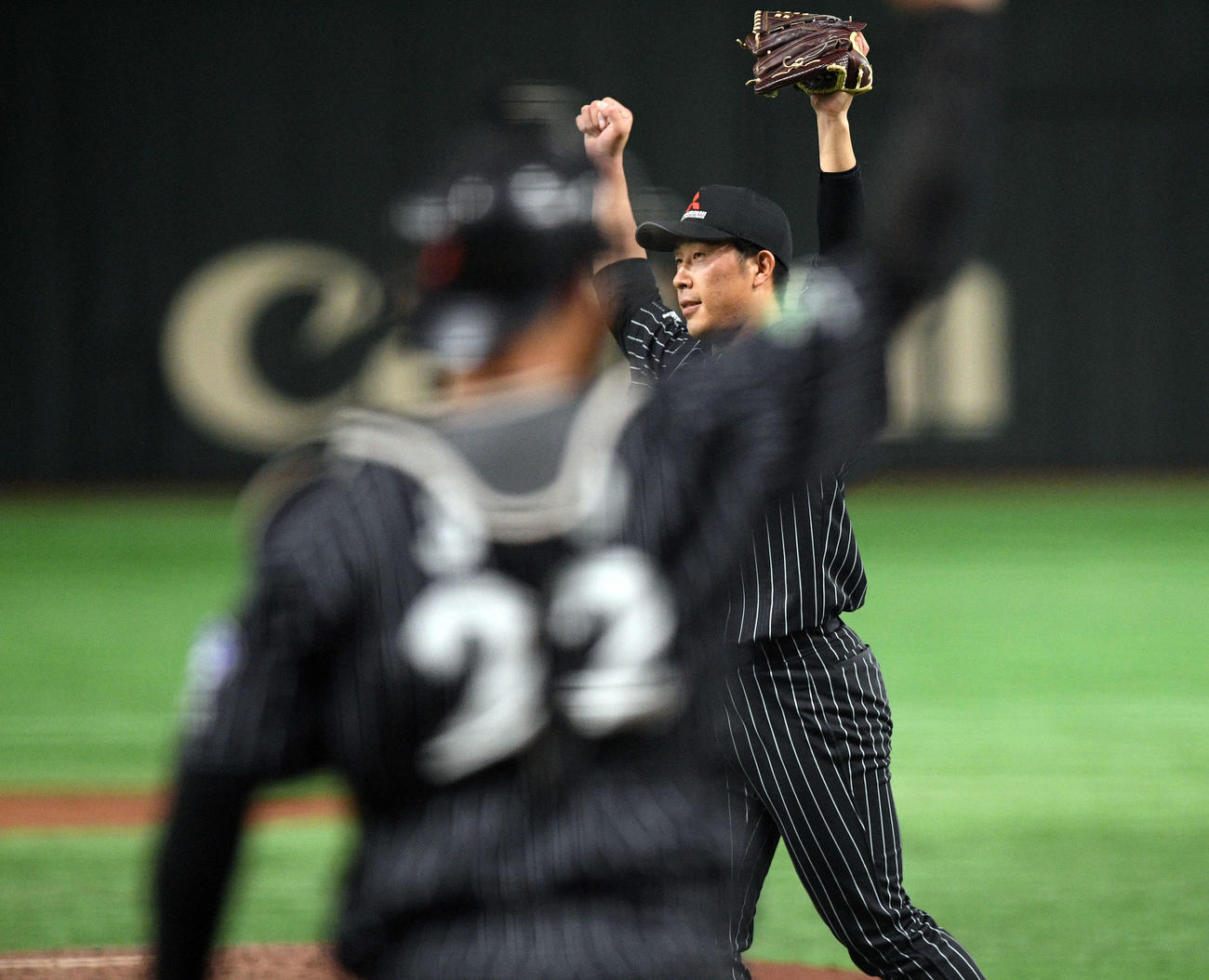 三菱自動車倉敷オーシャンズ対三菱重工West　試合に勝利しガッツポーズする三菱重工West・八木（奥）（撮影・滝沢徹郎）