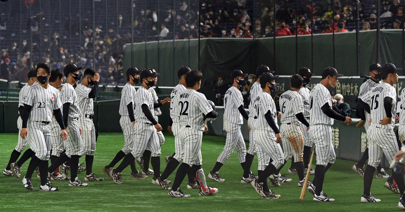 三菱自動車倉敷オーシャンズ対三菱重工West　試合に敗れ引き揚げる三菱自動車倉敷オーシャンズナイン（撮影・滝沢徹郎）