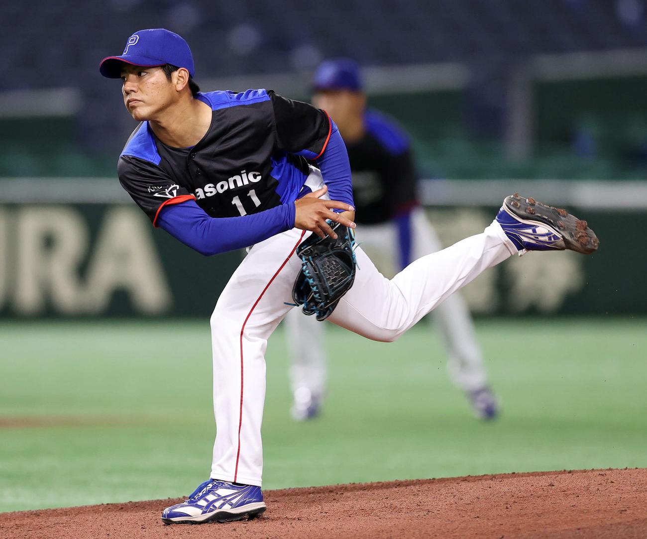 日本通運対パナソニック　先発し力投するパナソニック・興座（撮影・鈴木正人）