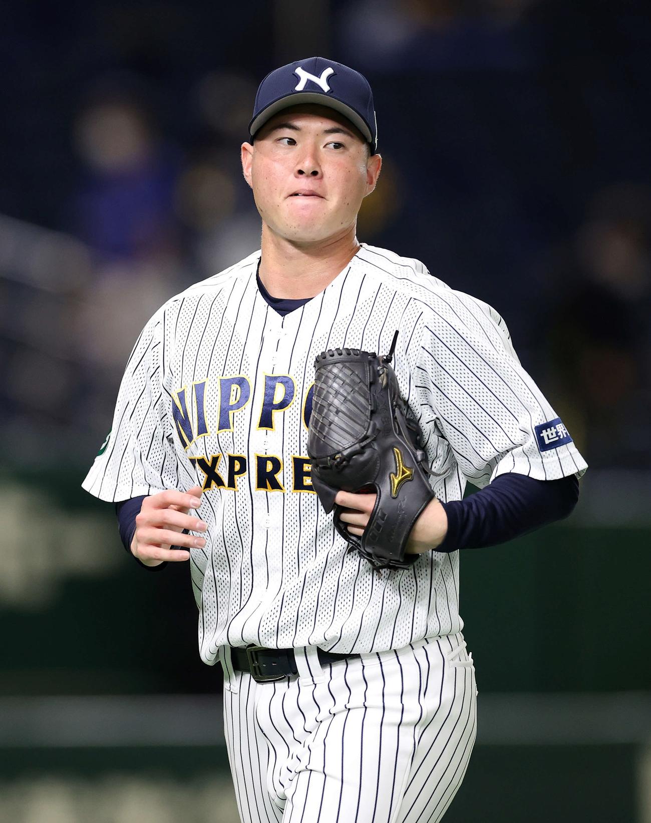 日本通運対パナソニック　６回裏パナソニックの攻撃を抑えベンチへ引き揚げる日本通運・前田（撮影・鈴木正人）