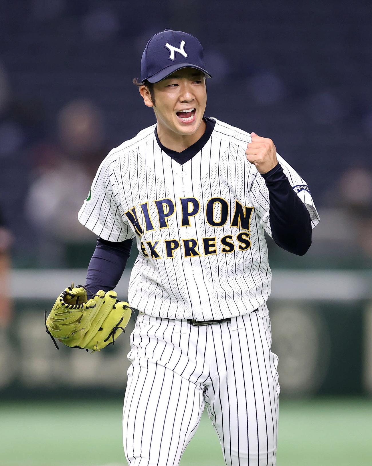 日本通運対パナソニック　７回裏、パナソニックの攻撃を抑えガッツポーズする日本通運・庄司（撮影・鈴木正人）