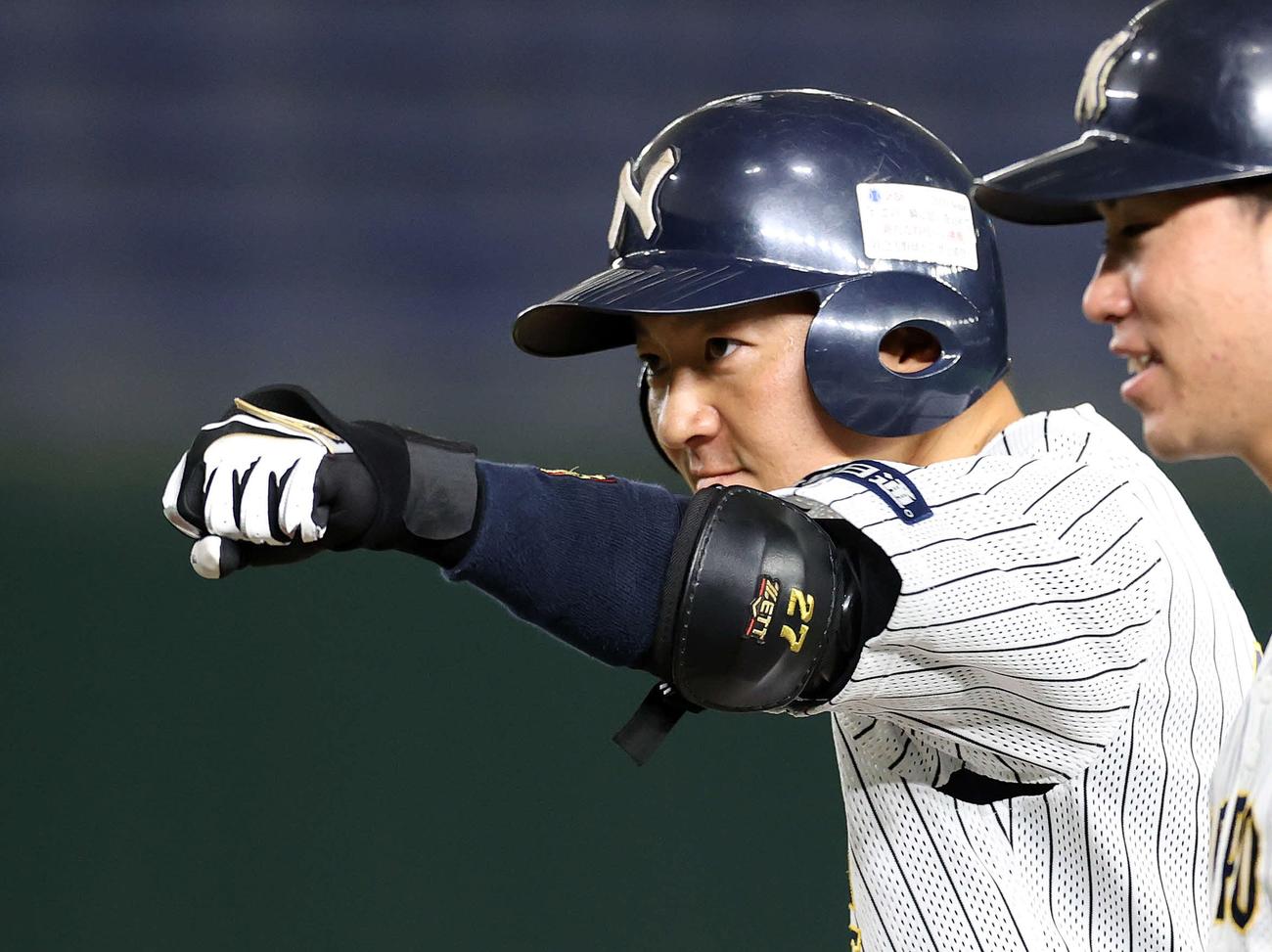 日本通運対パナソニック　９回表日本通運２死一、二塁、木南は中前適時打を放ちガッツポーズ（撮影・鈴木正人）