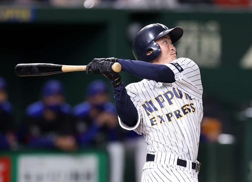 日本通運対パナソニック　１回表日本通運１死三塁、稲垣は中犠飛を放つ（撮影・鈴木正人）