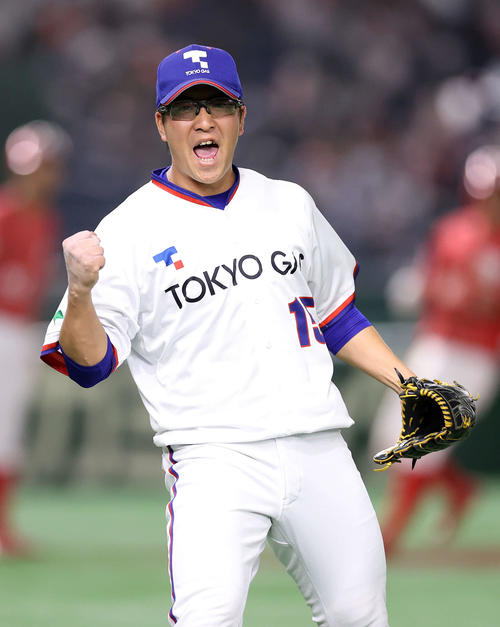 東京ガス対ミキハウス　8回裏、ミキハウスの攻撃を抑えガッツポーズする東京ガス・臼井（撮影・鈴木正人）