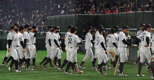 三菱自動車倉敷オーシャンズ対三菱重工West　試合に敗れ引き揚げる三菱自動車倉敷オーシャンズナイン（撮影・滝沢徹郎）