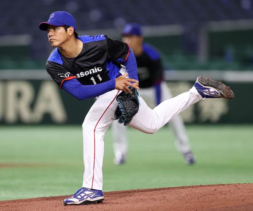 日本通運対パナソニック　先発し力投するパナソニック・興座（撮影・鈴木正人）