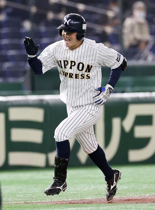 日本通運対パナソニック　２回表日本通運無死、森松は左越え本塁打を放ち笑顔を見せる（撮影・鈴木正人）
