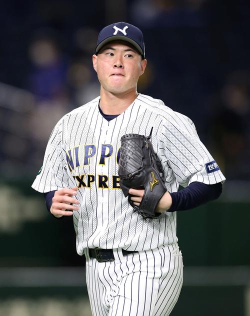 日本通運対パナソニック　６回裏パナソニックの攻撃を抑えベンチへ引き揚げる日本通運・前田（撮影・鈴木正人）
