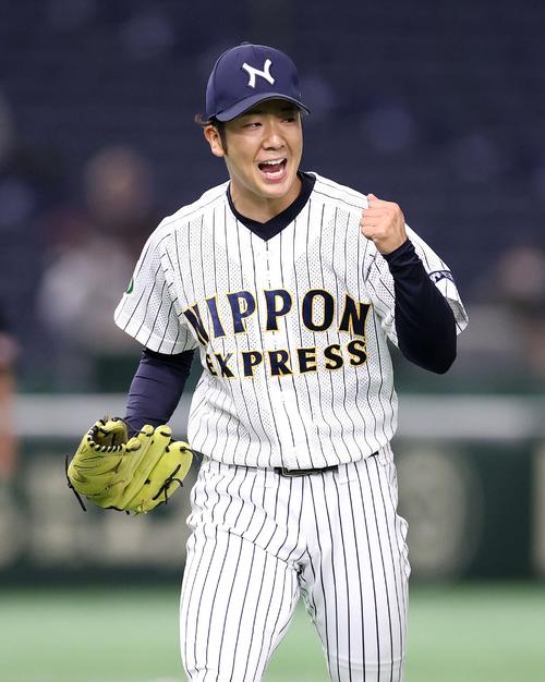 日本通運対パナソニック　７回裏、パナソニックの攻撃を抑えガッツポーズする日本通運・庄司（撮影・鈴木正人）