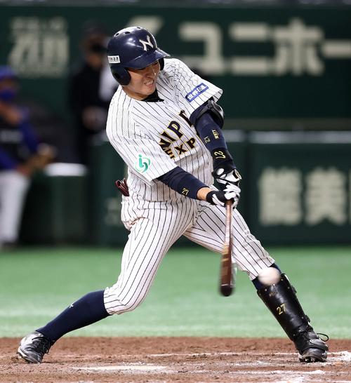 日本通運対パナソニック　９回表日本通運２死一、二塁、木南は中前適時打を放つ（撮影・鈴木正人）