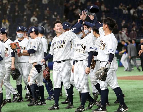 日本通運対パナソニック　勝利し喜び日本通運の選手たち（撮影・鈴木正人）