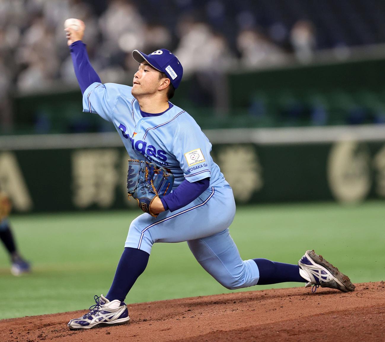 大阪ガス対伏木海陸運送　先発し力投する大阪ガス・河野（撮影・鈴木正人）