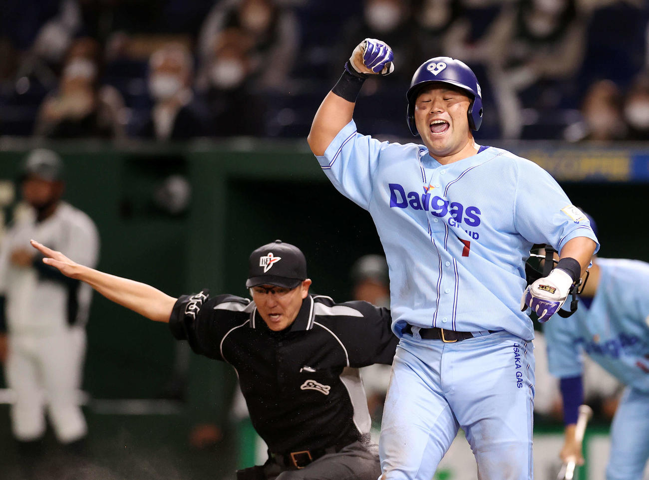大阪ガス対伏木海陸運送　8回表大阪ガス1死一塁、三井の右越え適時二塁打で末包は生還しガッツポーズ（撮影・鈴木正人）