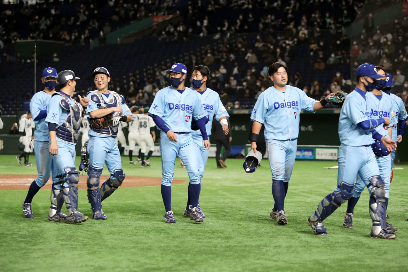 大阪ガス対伏木海陸運送　勝利し引き揚げる大阪ガスの選手たち（撮影・鈴木正人）