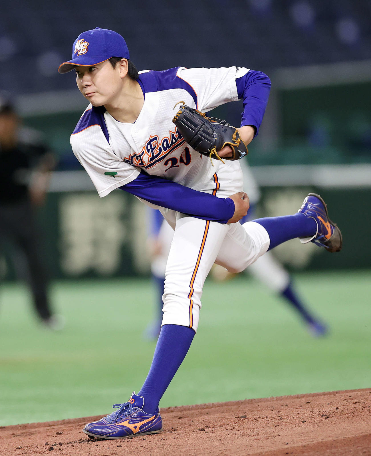 トヨタ自動車対NTT東日本　先発し力投するNTT東日本・上出（撮影・鈴木正人）